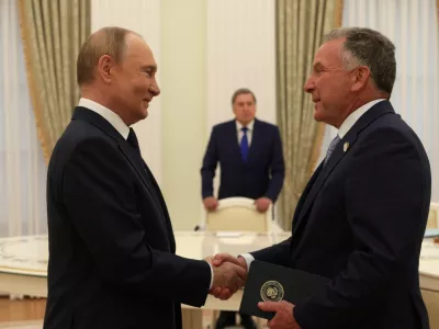 HANDOUT - 06 August 2025, Russia, Moscow: Russian President Vladimir Putin shakes hands with US&nbsp;special envoy Steve Witkoff ahead of Ukraine war talks. Photo: --/Kremlin/dpa - ATTENTION: editorial use only and only if the credit mentioned above is referenced in full