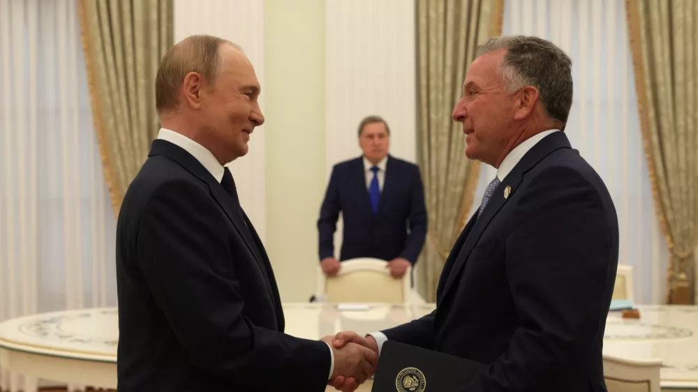 HANDOUT - 06 August 2025, Russia, Moscow: Russian President Vladimir Putin shakes hands with US&nbsp;special envoy Steve Witkoff ahead of Ukraine war talks. Photo: --/Kremlin/dpa - ATTENTION: editorial use only and only if the credit mentioned above is referenced in full