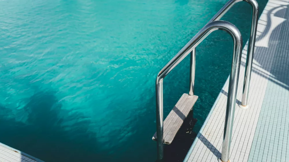 16 July 2023: a metal entry into a swimming pool or swimming pool *** ein Einstieg aus Metall in ein Schwimmbecken oder in einen Swimmingpool,Image: 794366477, License: Rights-managed, Restrictions: imago is entitled to issue a simple usage license at the time of provision. Personality and trademark rights as well as copyright laws regarding art-works shown must be observed. Commercial use at your own risk., Model Release: no 