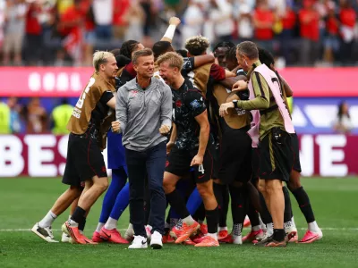 Soccer Football - FIFA World Cup 2026 - Round of 32 - South Africa v Canada - Los Angeles Stadium, Inglewood, California, U.S. - June 28, 2026 Canada's Stephen Eustaquio celebrates scoring their first goal with teammates as coach Jesse Marsch reacts REUTERS/Matthew Childs