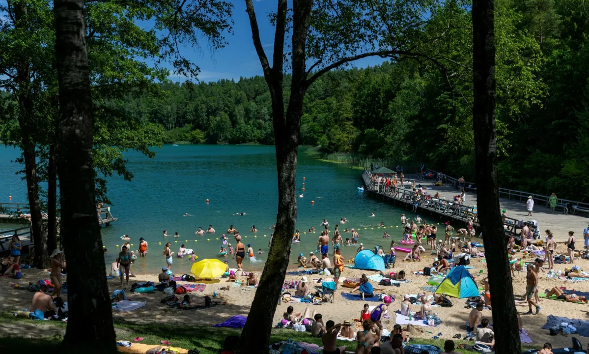 Srbi razburili Nemce: dojenčku in malčku dali piti pivo, posredovala je policija