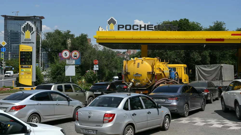 FILE PHOTO: Vehicles queue to refuel at a Rosneft petrol pump, as according to local officials some regional filling stations face gasoline shortages due to production cuts at major refineries, amid the Russia-Ukraine conflict in Rostov-on-Don, Russia, June 23, 2026. REUTERS/Sergey Pivovarov/File Photo