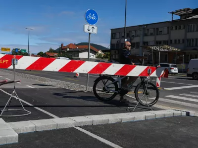 - začasna blokada za kolesarje.- 12.06.2026. - Krii&scaron;če Cesta v hrib in Celov&scaron;ka cesta, kjer naj bi bil problematičen pločnik na kolesarski stezi.FOTO: Bojan Velikonja