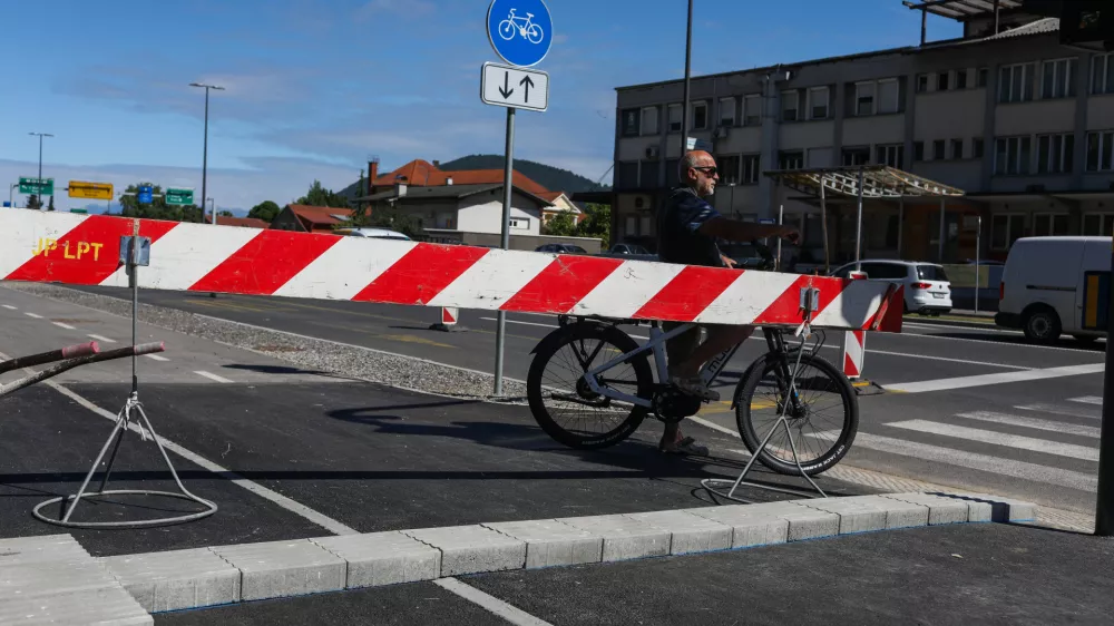 - začasna blokada za kolesarje.- 12.06.2026. - Krii&scaron;če Cesta v hrib in Celov&scaron;ka cesta, kjer naj bi bil problematičen pločnik na kolesarski stezi.FOTO: Bojan Velikonja
