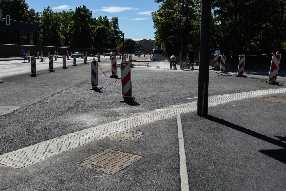 - Gradbi&scaron;če Celov&scaron;ka cesta.- 12.06.2026. - Krii&scaron;če Cesta v hrib in Celov&scaron;ka cesta, kjer naj bi bil problematičen pločnik na kolesarski stezi.FOTO: Bojan Velikonja