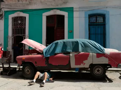A man works on a classic American car in Havana, Cuba, Wednesday, June 17, 2026. (AP Photo/Jorge Luis Banos) / Foto: Jorge Luis Banos
