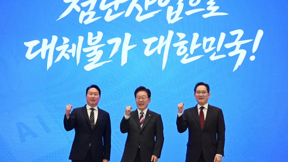 South Korean President Lee Jae Myung, center, Samsung Electronics Chairman Lee Jae-yong, right, and SK Group Chairman Chey Tae-won attend an announcement event on building a new computer chipmaking hub, at the Blue House presidential office in Seoul, South Korea, Monday, June 29, 2026. (Kim Min-Hee/Pool Photo via AP)