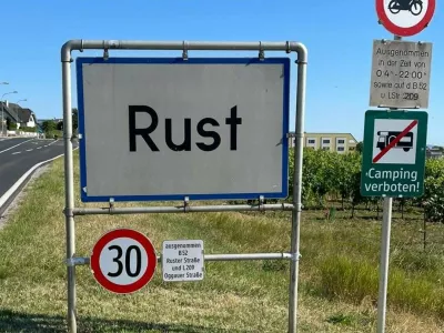 Rust, Avstrija, napačno postavljena tabla za omejitev hitrosti. Vir: FB, Gerold Stagl