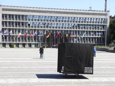 Točno ob 11:00 bomo na Trgu republike izvedli simbolično akcijo, ki bo ponazorila vso absurdnost trenutne politične situacije in tudi z lastnimi besedami politikov najbolj nazorno možno predstavila njihovo izdajo volilk in volilcev, ki so jim verjeli.. protest black cube foto luka cjuha