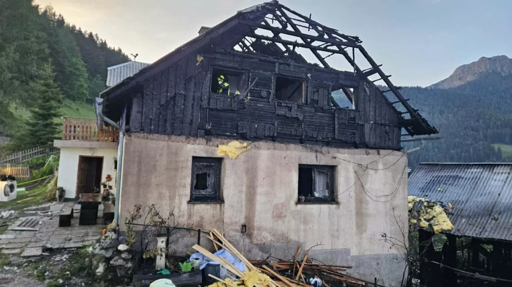 Solcavsko, kmetija Bukovnik.Pozar je ponoci zajel gospodarska in stanovanjsko poslopje najvisje lezece kmetije v Slovenije, kmetije Bukovnik pod Raduho.Pozarisce.Foto: Obcina Solcava