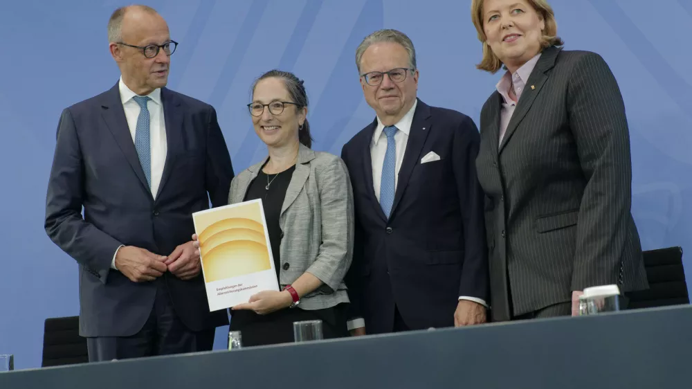 June 23, 2026 ? Germany, Berlin ? Press conference on the handover of the recommendations of the so-called Pension Commission to Federal Chancellor Friedrich Merz (CDU) and B?rbel Bas (SPD), Federal Minister for Labour and Social Affairs. In the pict