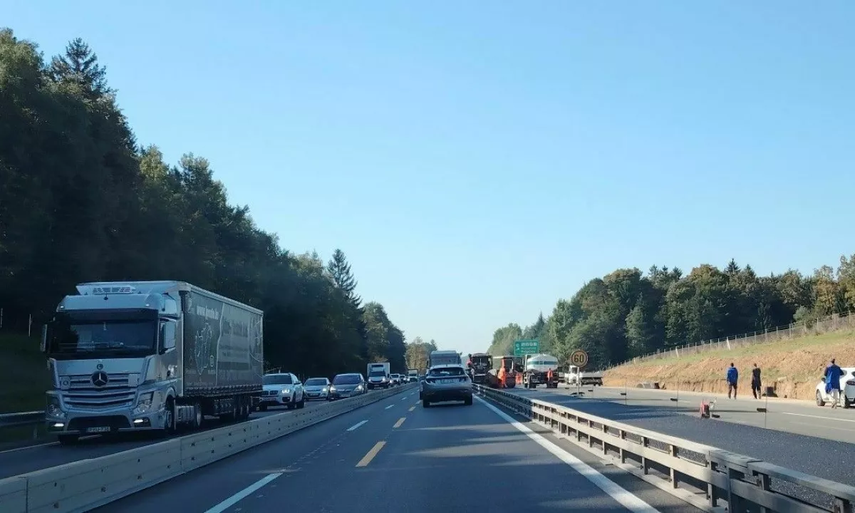 Lokalne padavine, dela na cesti in nesreče krojijo promet