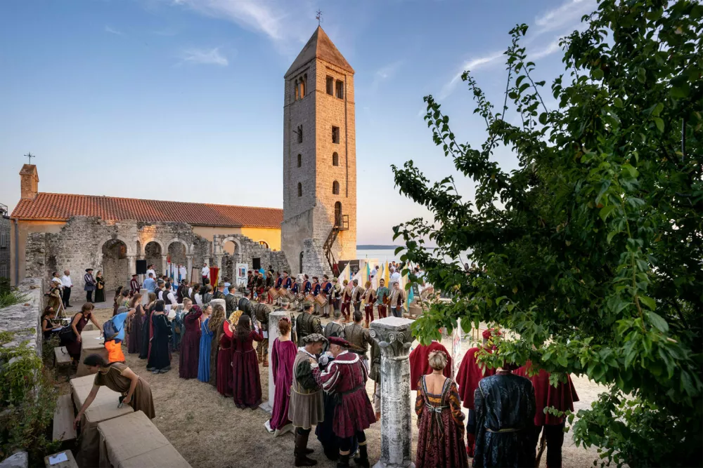 Rabska fjera ni le turistična atrakcija &ndash; je ponos prebivalcev Raba, živa zgodovina, ki povezuje generacije in ohranja bogato dedi&scaron;čino otoka. F TZG Rab