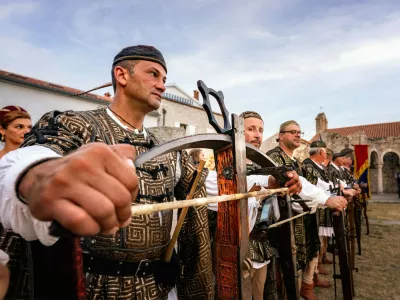 Na Rabski Fjeri sodelujejo &scaron;tevilni lokalni obrtniki, dru&scaron;tva in prostovoljci, posebno pozornost pritegne tudi tradicionalna rabska samostrelska skupina. F TZG Rab