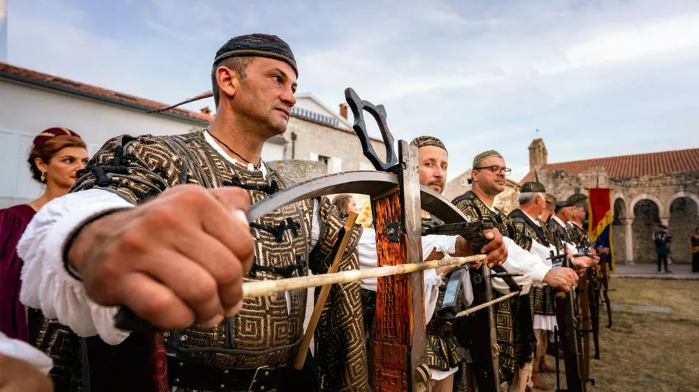 Na Rabski Fjeri sodelujejo &scaron;tevilni lokalni obrtniki, dru&scaron;tva in prostovoljci, posebno pozornost pritegne tudi tradicionalna rabska samostrelska skupina. F TZG Rab