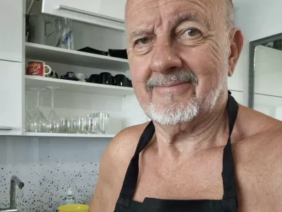 Zmago Jelinčič se je v kuhinji slikal s predpasnikom kitajskega podjetja Hisense, koliko so mu za to akcijo plačali pa ni jasno. 