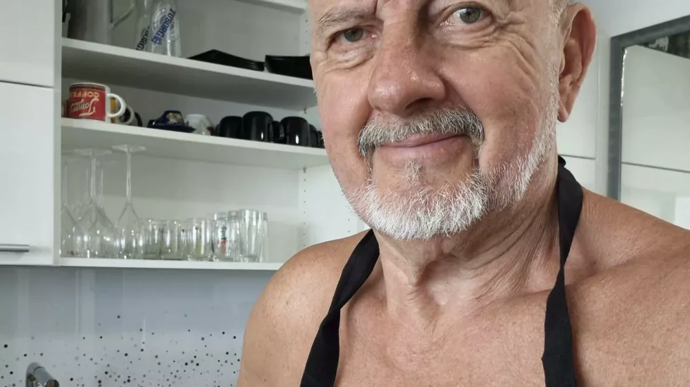 Zmago Jelinčič se je v kuhinji slikal s predpasnikom kitajskega podjetja Hisense, koliko so mu za to akcijo plačali pa ni jasno. 