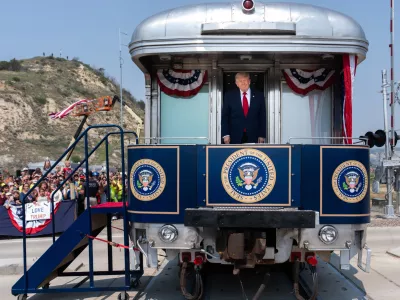 President Donald Trump disembarks a Freedom 250 train, Wednesday, July 1, 2026, in Medora, N.D. (AP Photo/Julia Demaree Nikhinson) / Foto: Julia Demaree Nikhinson