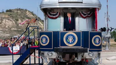 President Donald Trump disembarks a Freedom 250 train, Wednesday, July 1, 2026, in Medora, N.D. (AP Photo/Julia Demaree Nikhinson) / Foto: Julia Demaree Nikhinson