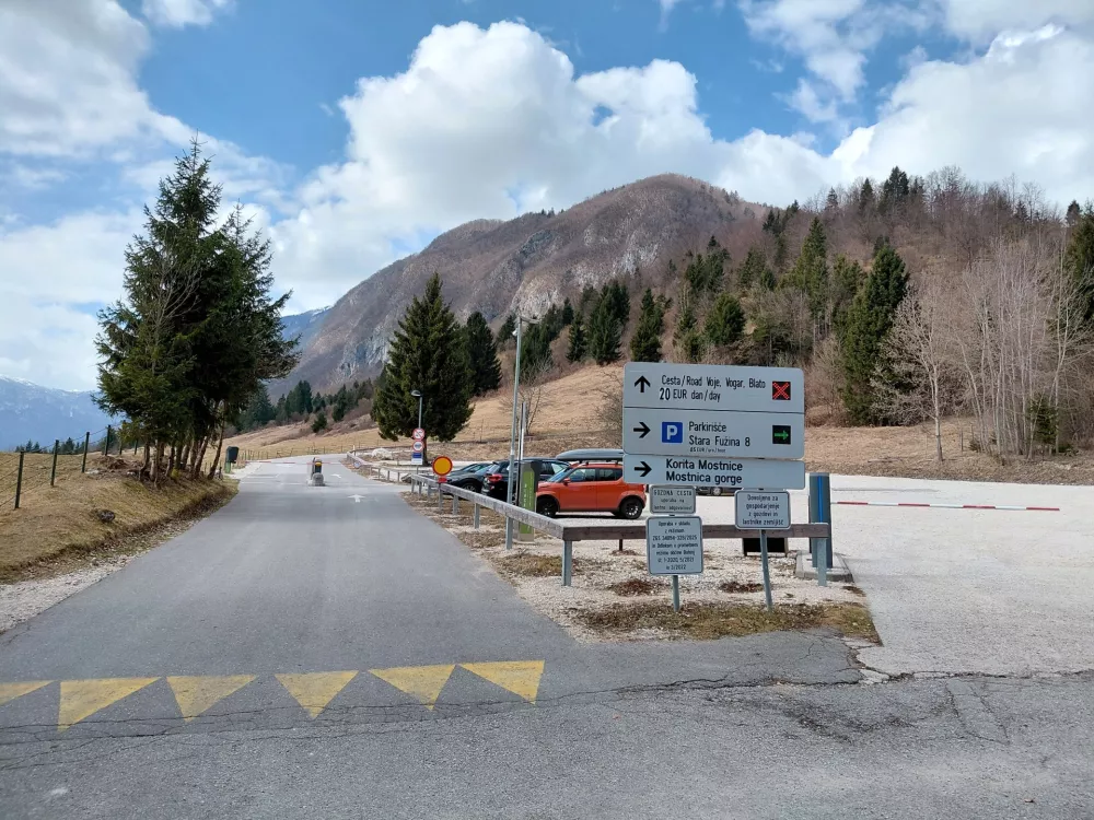 V poletni sezoni je parkiranje v Stari Fužini plačljivo. Na parkiri&scaron;ču P8 zna&scaron;a parkirnina 3 evre na uro