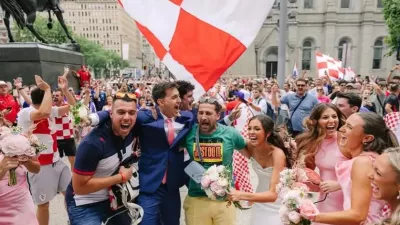 Potem ko sta mladoporočenca Ashton in Zach Smith v Philadelphii po poročnem obredu nepričakovano postala del spontanega slavja hrva&scaron;kih navijačev, ju je Hrva&scaron;ka turistična skupnost povabila na poročno potovanje na Hrva&scaron;ko. Foto: HTS