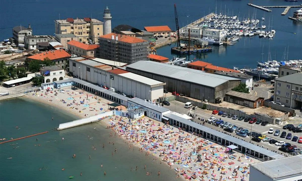 Le nekaj kilometrov iz Slovenije: legendarna plaža, kjer zid ločuje moške in ženske