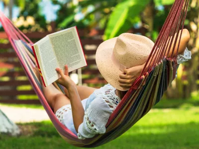 Med uživanjem v viseči mreži in branjem knjige. Kaj bi bilo lep&scaron;ega? / Foto: Istock