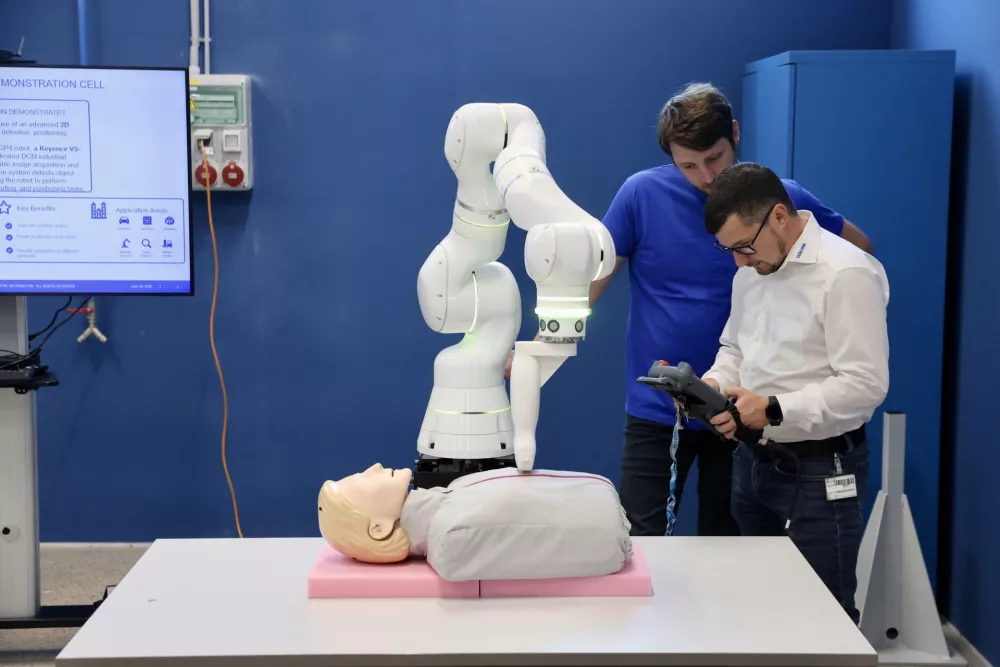 Japonci verjamejo v Slovenijo: industrijski roboti iz Kočevja zdaj po vsej Evropi in Afriki