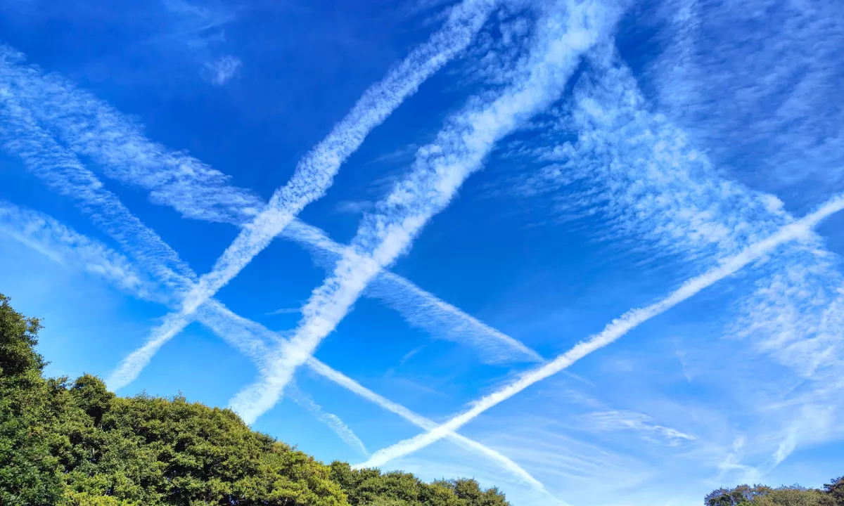 Zgodba o chemtrailih ali kako je opazovanje nekega kmeta preraslo v globalni mit