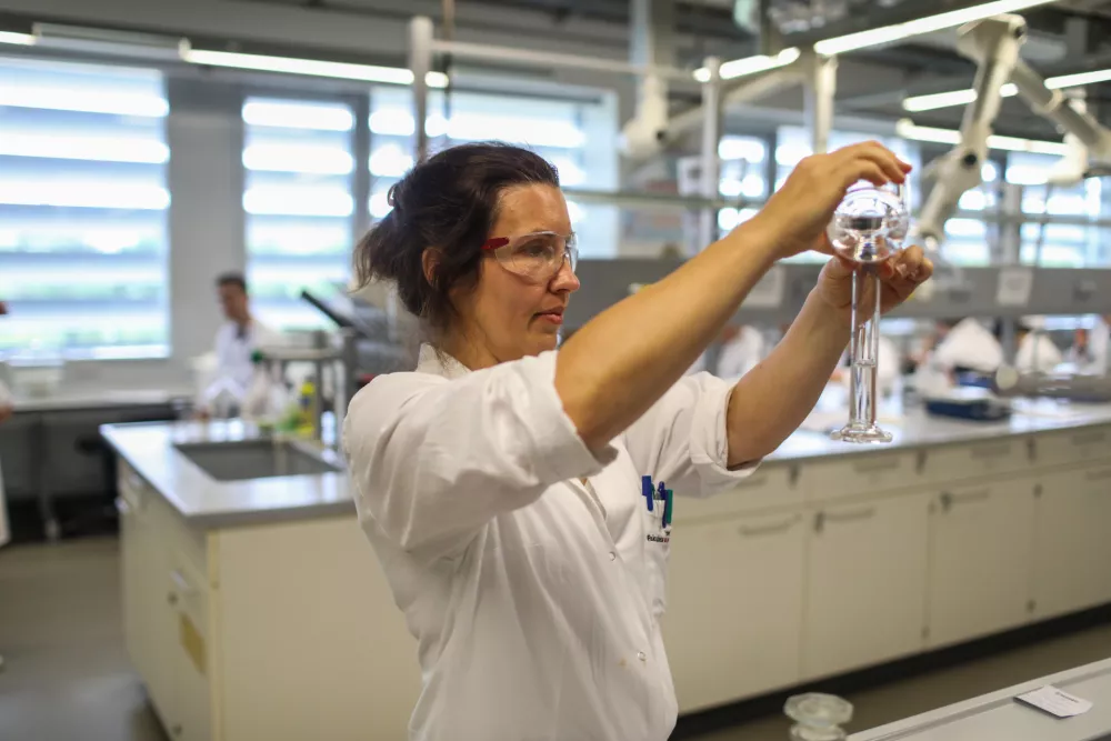 - Karmen Klančar, tehnična sodelavka, - 02.07.2026. - Poletna &scaron;ola kemije na Fakulteti za kemijo. Fakulteta za kemijo.//FOTO: Bojan Velikonja / Foto: Bojan Velikonja