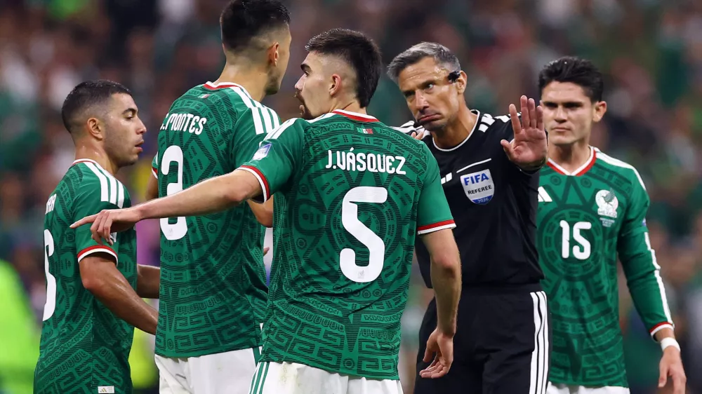 Soccer Football - FIFA World Cup 2026 - Round of 32 - Mexico v Ecuador - Estadio Azteca, Mexico City, Mexico - June 30, 2026 Referee Slavko Vincic gestures to Mexico's Cesar Montes REUTERS/Raquel Cunha