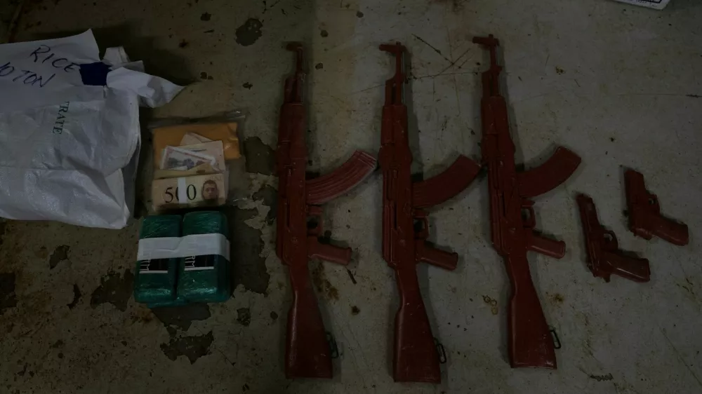 Mock bills, simulated drugs and mock guns are displayed after being found during a simulated boat boarding as part of a NATO FLEETEX training exercise off the coast of North Carolina, U.S., June 26, 2026. REUTERS/Ed Ou / Foto: Ed Ou