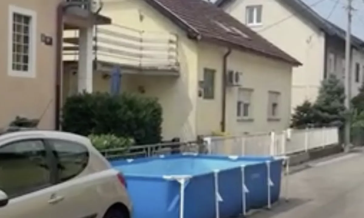 (VIDEO) Iznajdljiva babica: ker na dvorišču nima prostora, je bazen postavila kar na ulico
