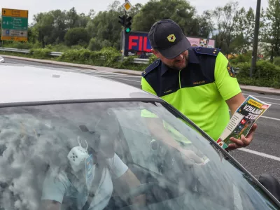 - Policist motorist, - 01.07.2026. - predstavitev preventivne kampanje #častnaprometna, s katero želi Policija udeležence v cestnem prometu spodbuditi, naj prepoznajo svoje prometne razvade in jih spremenijo v dobre navade.Robert Vehovec iz Uprave uniformirane policije na Generalni policijski upravi, je predstavil:- ključne podatke o prometni varnosti v poletnih mesecih,- najpogostej&scaron;e dejavnike tveganja za najhuj&scaron;e prometne nesreče,- namen in potek kampanje #častnaprometna,- način sodelovanja javnosti prek spletne strani kampanje,- policijske aktivnosti v poletni turistični sezoni.//FOTO: Bojan Velikonja