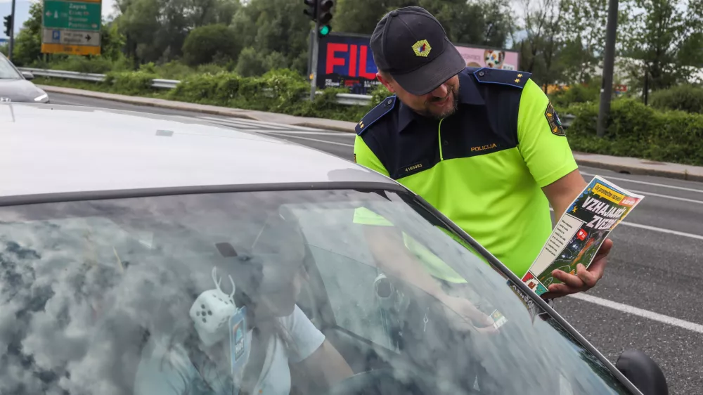 - Policist motorist, - 01.07.2026. - predstavitev preventivne kampanje #častnaprometna, s katero želi Policija udeležence v cestnem prometu spodbuditi, naj prepoznajo svoje prometne razvade in jih spremenijo v dobre navade.Robert Vehovec iz Uprave uniformirane policije na Generalni policijski upravi, je predstavil:- ključne podatke o prometni varnosti v poletnih mesecih,- najpogostej&scaron;e dejavnike tveganja za najhuj&scaron;e prometne nesreče,- namen in potek kampanje #častnaprometna,- način sodelovanja javnosti prek spletne strani kampanje,- policijske aktivnosti v poletni turistični sezoni.//FOTO: Bojan Velikonja