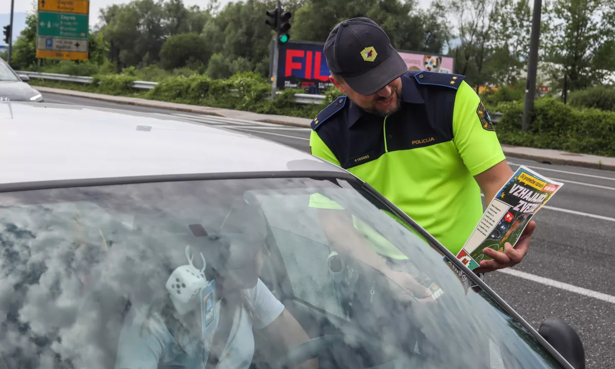 Dopusti, daljše poti, gostejši promet, vročina, utrujenost … Policija z akcijo #častnaprometna