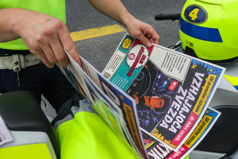- 01.07.2026. - predstavitev preventivne kampanje #častnaprometna, s katero želi Policija udeležence v cestnem prometu spodbuditi, naj prepoznajo svoje prometne razvade in jih spremenijo v dobre navade.Robert Vehovec iz Uprave uniformirane policije na Generalni policijski upravi, je predstavil:- ključne podatke o prometni varnosti v poletnih mesecih,- najpogostej&scaron;e dejavnike tveganja za najhuj&scaron;e prometne nesreče,- namen in potek kampanje #častnaprometna,- način sodelovanja javnosti prek spletne strani kampanje,- policijske aktivnosti v poletni turistični sezoni.//FOTO: Bojan Velikonja