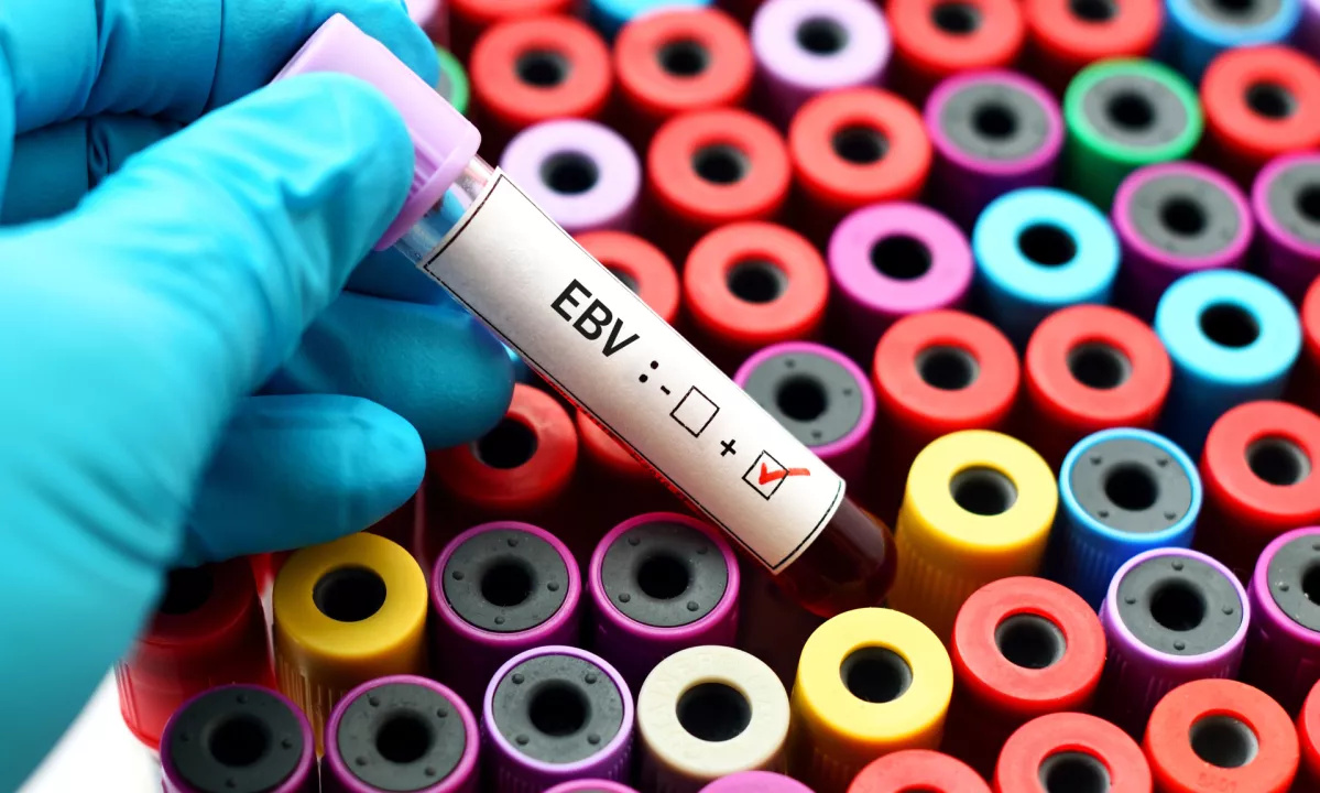 Škandal v ambulanti: HIV-pozitivnega pacienta javno izpostavila in si pred njim nadela rokavice