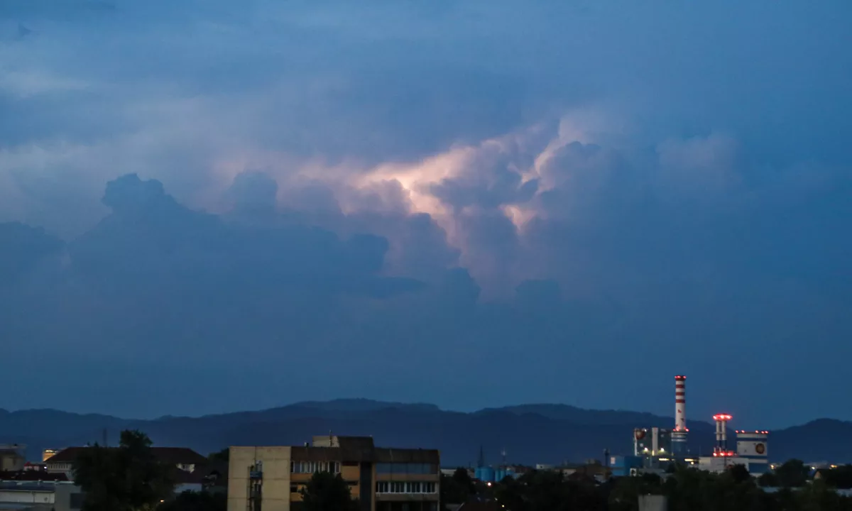 Nevihte in oranžno opozorilo: vremenske razmere zaostrene po vsej Sloveniji
