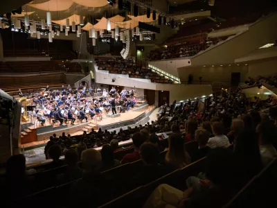 Guest conductor Semyon Bychkov conducts the Berliner Philharmoniker's dress rehearsal for around 1,000 volunteers at the Philharmonie Berlin. In the presence of the Federal President, the orchestra would like to highlight the diversity of voluntary work in Germany. The event takes place under the umbrella of the initiative "Der Ehrentag. For you. For us. For everyone.", which was launched by Federal President Steinmeier and which he supports as patron.