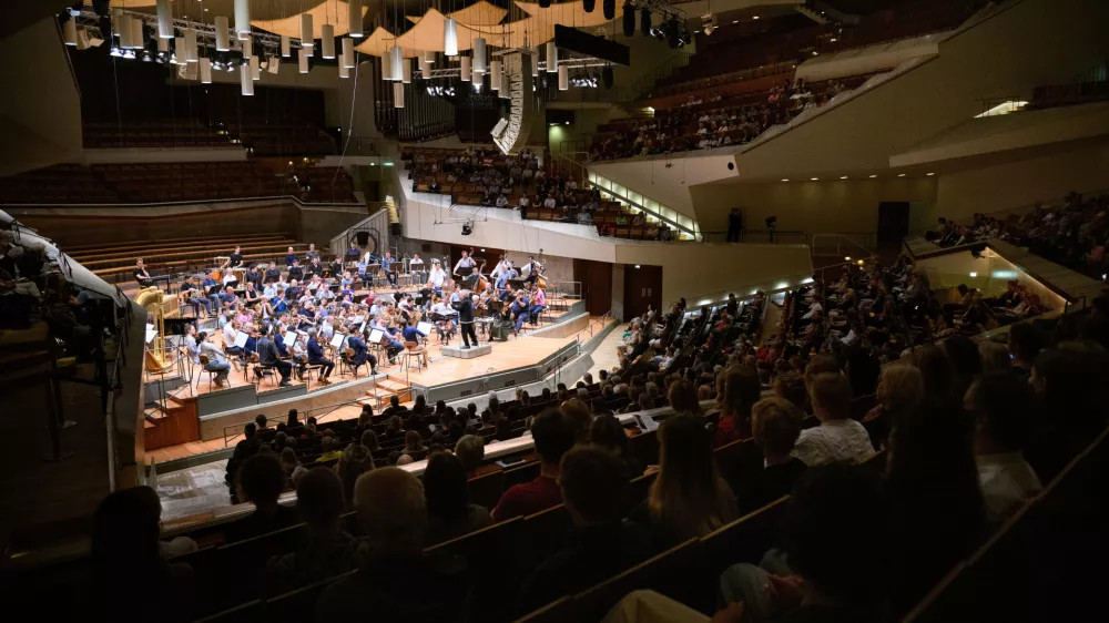 Guest conductor Semyon Bychkov conducts the Berliner Philharmoniker's dress rehearsal for around 1,000 volunteers at the Philharmonie Berlin. In the presence of the Federal President, the orchestra would like to highlight the diversity of voluntary work in Germany. The event takes place under the umbrella of the initiative "Der Ehrentag. For you. For us. For everyone.", which was launched by Federal President Steinmeier and which he supports as patron.