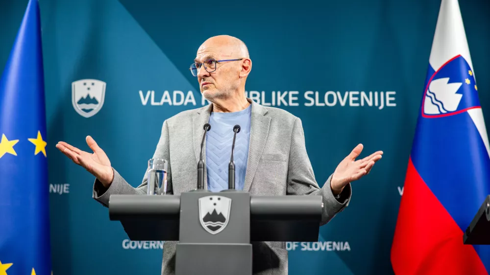 Ljubljana, vlada.Novinarska konferenca pred osrednjo drzavno slovesnostjo ob 35. obletnici samostojnosti in neodvisnosti Republike Slovenije.Predsednik Koordinacijskega odbora za drzavne proslave in prireditve Jelko Kacin.