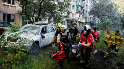 Volunteers, paramedics and rescuers carry an injured resident, at the site of an apartment building damaged during overnight Russian missile and drone strikes, amid Russia's attack on Ukraine, in Kyiv, Ukraine, July 2, 2026. REUTERS/Valentyn Ogirenko   TPX IMAGES OF THE DAY