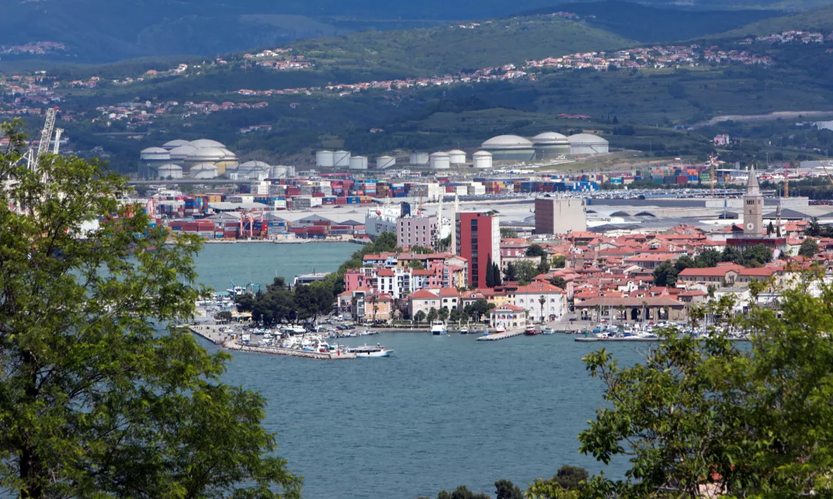 Študenti na Obali se morajo poleti umakniti turistom