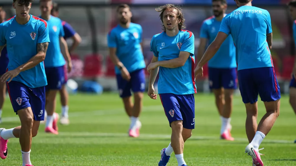 Croatia's Luka Modric, second from right, works out, during a training session on the eve of the team's World Cup soccer match against Portugal, Wednesday, July 1, 2026, in Toronto, Canada. (AP Photo/Stephanie Scarbrough)