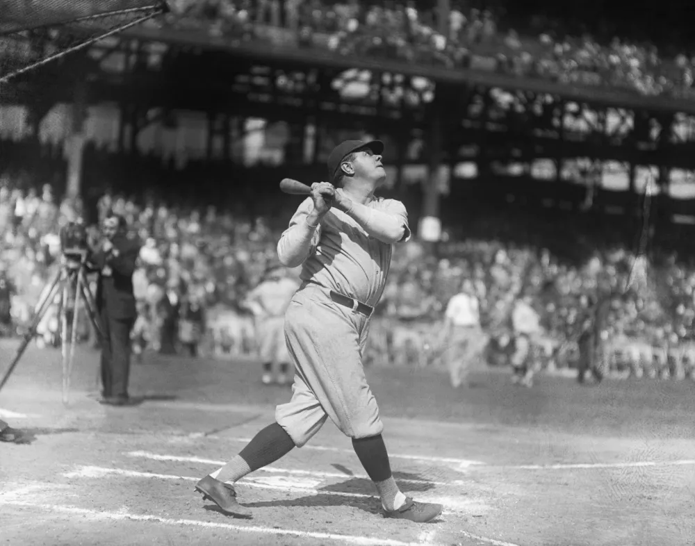 (Original Caption) 10/05/1927-Pittsburgh, PA-Babe Ruth, New York Yankees, knocking out homers during practice at the World Series. / Foto: Bettmann