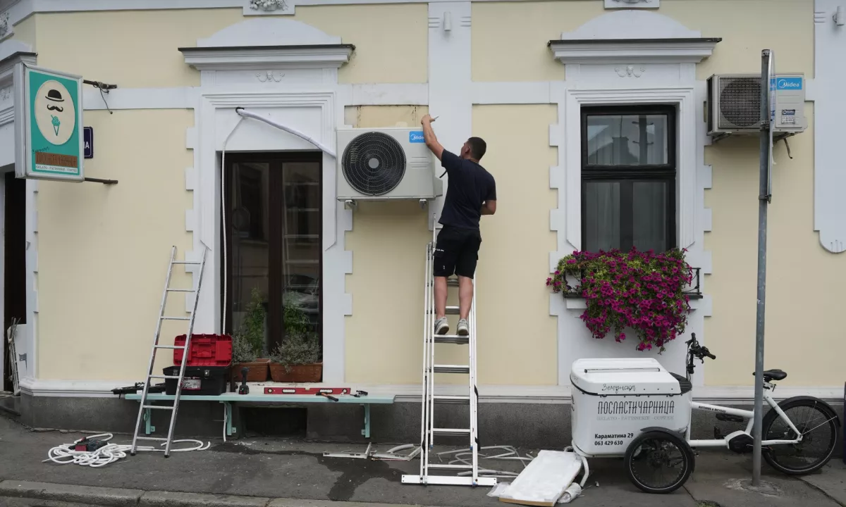 (VIDEO) Francija: Kaos in srdit boj za klime na razprodaji