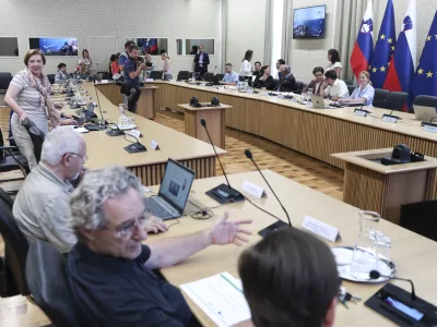 Luka Mesec, Jakob Počivav&scaron;ek- 07.07.2023 - Ekonomsko-socialni svet (ESS) - seja na kateri so med drugim obravnavali spremembe in dopolnitve pokojninskega načrta poklicnega zavarovanja, informacijo o izvajanju aktivnosti načrta za okrevanje in odpornost ter pravilnik o zagotavljanju varnosti in zdravja pri ročnem premikanju bremenFOTO: Jaka Gasar