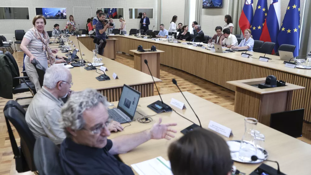 Luka Mesec, Jakob Počivav&scaron;ek- 07.07.2023 - Ekonomsko-socialni svet (ESS) - seja na kateri so med drugim obravnavali spremembe in dopolnitve pokojninskega načrta poklicnega zavarovanja, informacijo o izvajanju aktivnosti načrta za okrevanje in odpornost ter pravilnik o zagotavljanju varnosti in zdravja pri ročnem premikanju bremenFOTO: Jaka Gasar