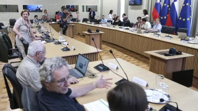 Luka Mesec, Jakob Počivavšek- 07.07.2023 - Ekonomsko-socialni svet (ESS) - seja na kateri so med drugim obravnavali spremembe in dopolnitve pokojninskega načrta poklicnega zavarovanja, informacijo o izvajanju aktivnosti načrta za okrevanje in odpornost ter pravilnik o zagotavljanju varnosti in zdravja pri ročnem premikanju bremenFOTO: Jaka Gasar